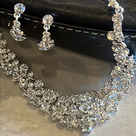 Silvertone Crystal Embellished Necklace and Earring Bridal Set  NWT - Picture 5 of 13